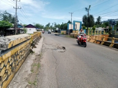 Lubang di Jembatan Tanjung Agung Intai Pengendara
