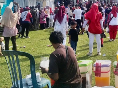 Es Teh Laris Manis di Jalan Sehat Merah Putih
