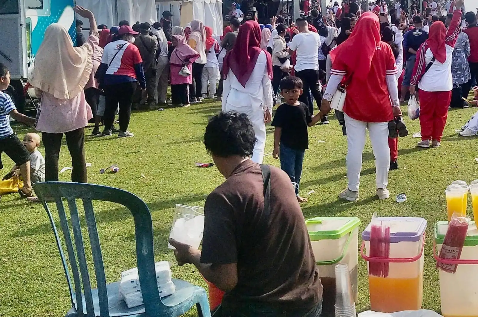Es Teh Laris Manis di Jalan Sehat Merah Putih