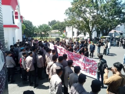 Aliansi Rafflesia Mekar Demo di Kantor Gubernur, Bawa Isu Darurat Lingkungan