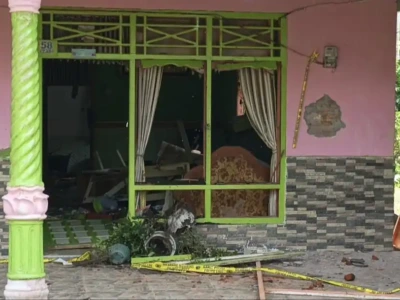Amarah Warga Memuncak, Rumah Pelaku Pembunuhan Dua Bocah di Bengkulu Dihancurkan