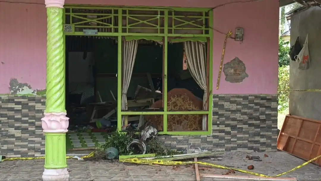 Amarah Warga Memuncak, Rumah Pelaku Pembunuhan Dua Bocah di Bengkulu Dihancurkan