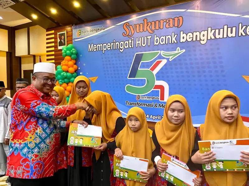 Plt Direktur Bank Bengkulu memberikan santunan kepada anak yatim