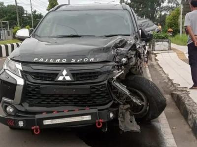 Dua Mobil Mewah Terlibat Kecelakaan di Pekan Sabtu, Satu Nenek Luka-Luka
