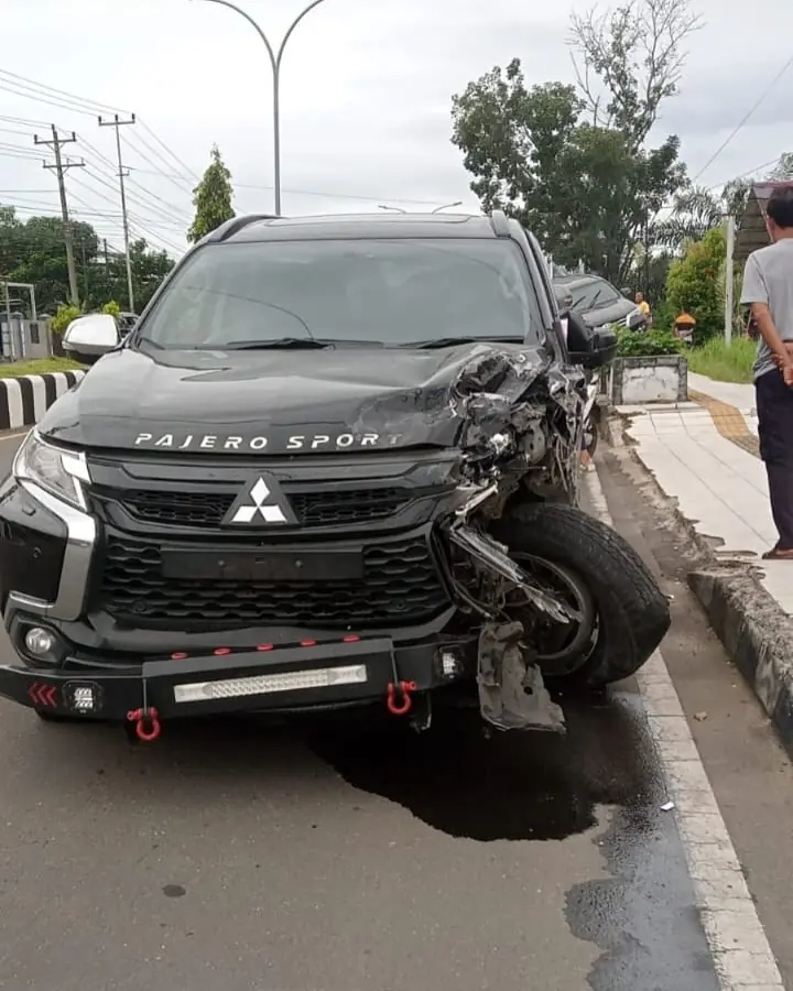 Dua Mobil Mewah Terlibat Kecelakaan di Pekan Sabtu, Satu Nenek Luka-Luka