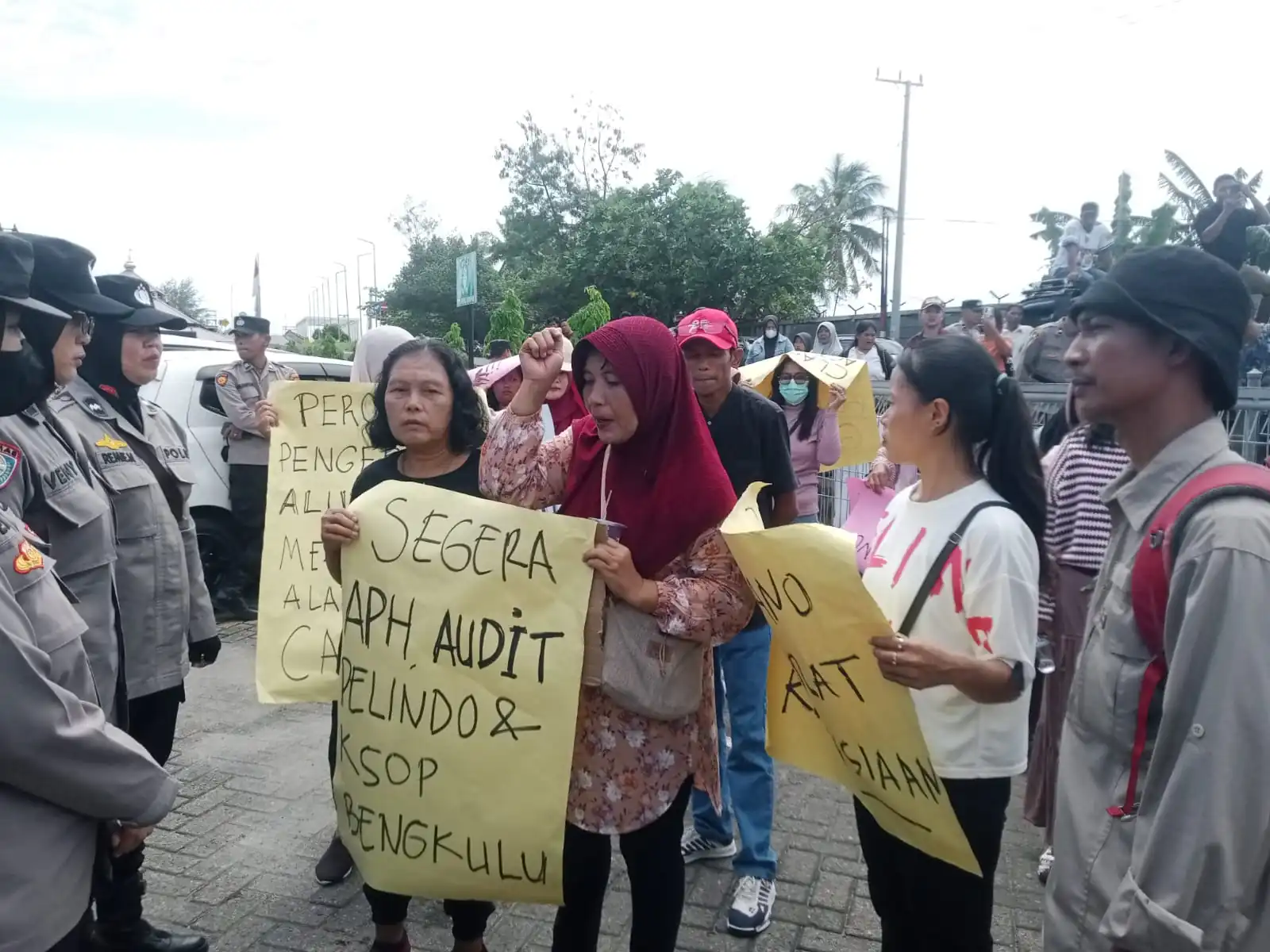 Emak-emak Enggano Serbu Kantor PT Pelindo