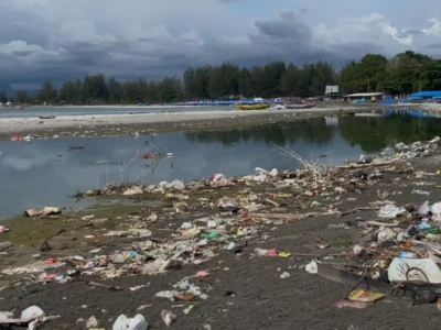 Kondisi Pantai Panjang Memprihatinkan, Sampah Plastik hingga Botol Miras Berserakan