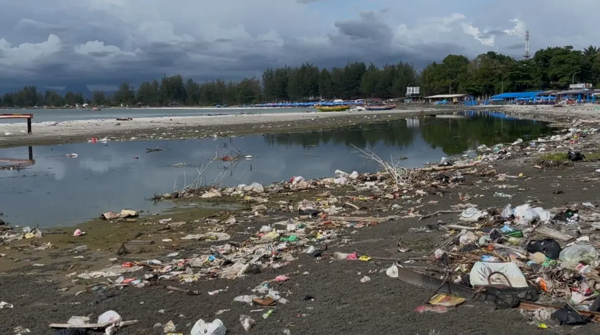 Kondisi Pantai Panjang Memprihatinkan, Sampah Plastik hingga Botol Miras Berserakan
