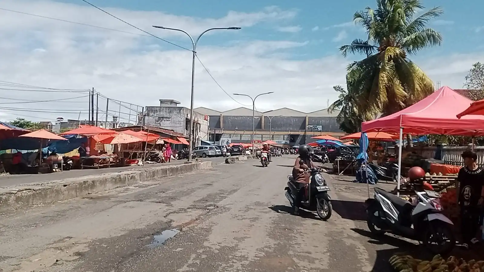 Pedagang Pasar Minggu Tetap Jualan di Jalan, Tidak Laku Kalau di Dalam Pasar