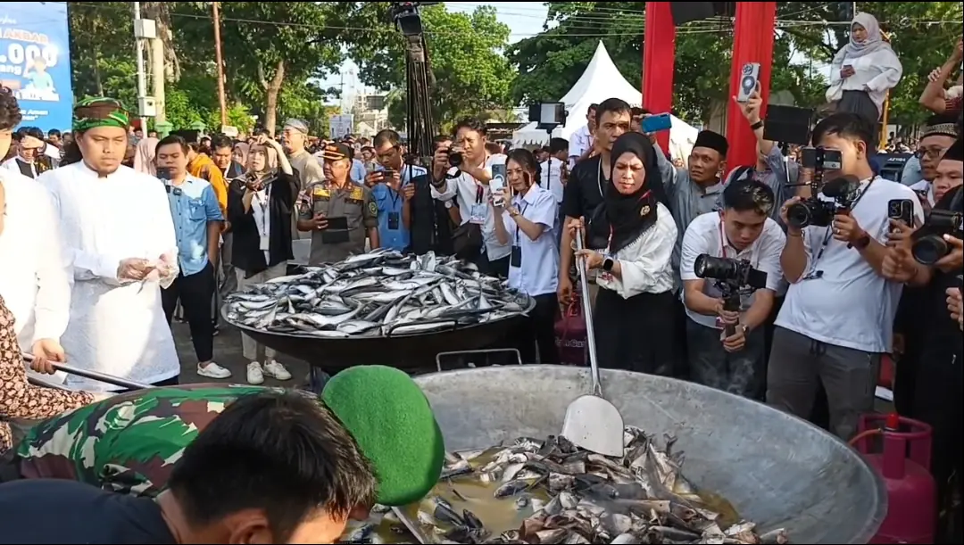 Lautan Manusia Padati Masjid Baitul Izzah, Acara Makan Akbar