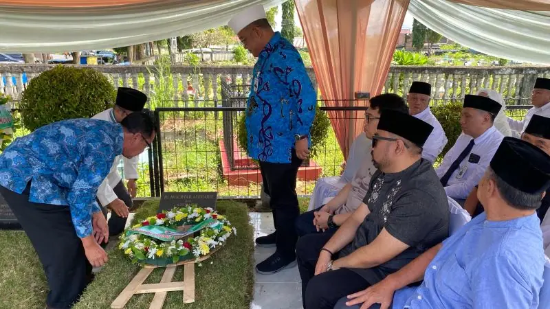 Plt Direktur Utama Bank Bengkulu saat berziarah ke makam H Mochtar Azeharie