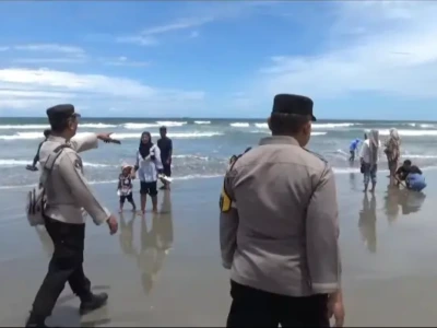 Petugas Kepolisian Gencarkan Patroli di Pantai Panjang, Wisatawan Nekat Mandi Meski Ada Larangan