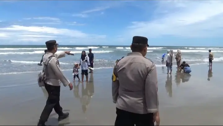 Petugas Kepolisian Gencarkan Patroli di Pantai Panjang, Wisatawan Nekat Mandi Meski Ada Larangan