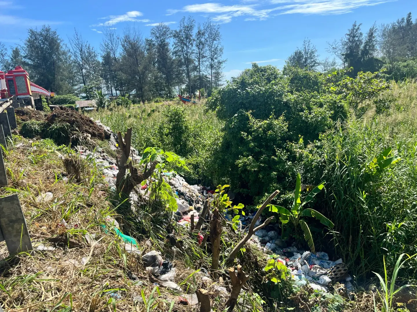 Sampah Menumpuk di Sekitar Jembatan Kualo, Warga Keluhkan Bau Menyengat