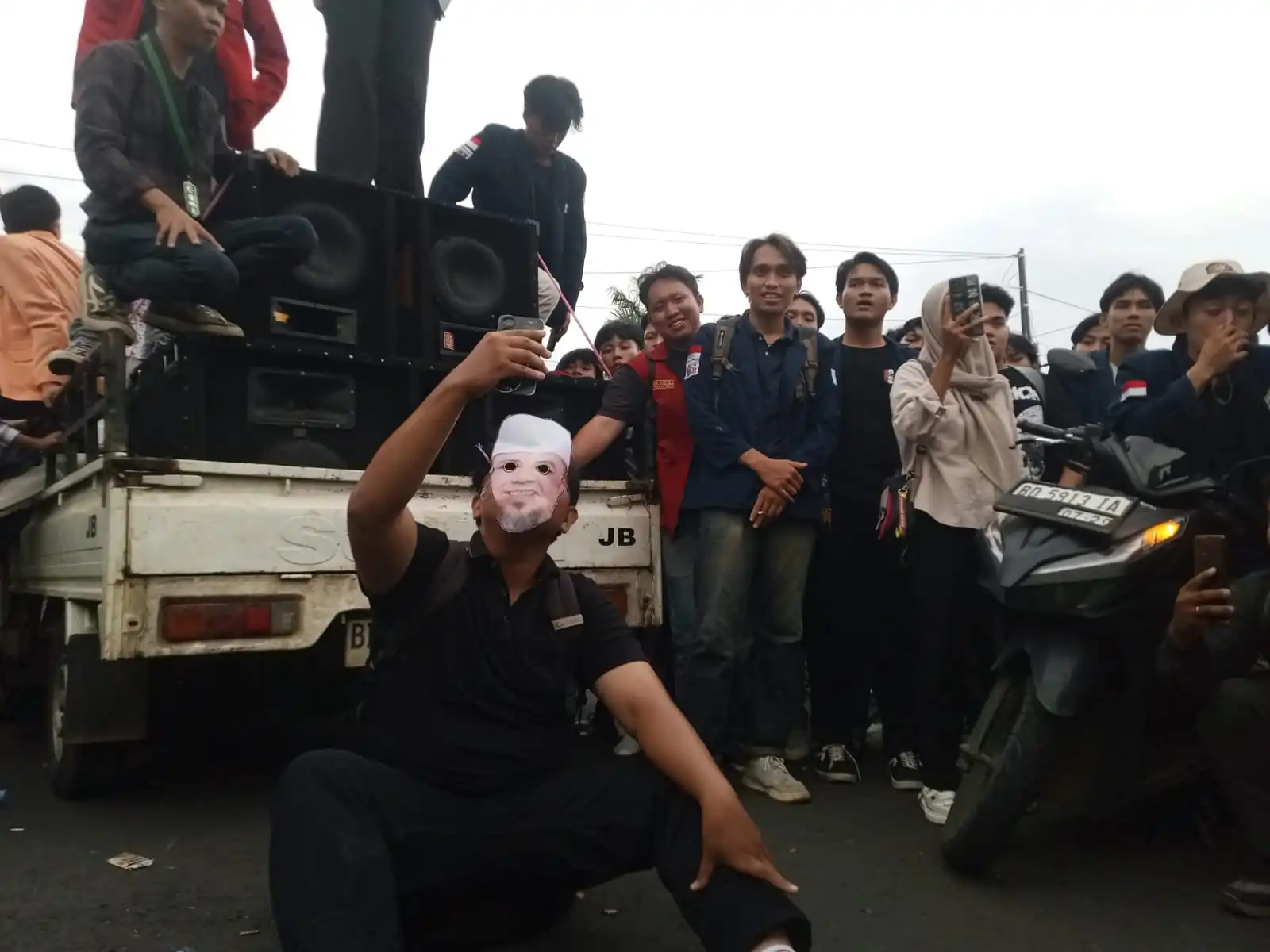 Aksi teatrikal mahasiswa saat demonstrasi di depan Kantor Gubernur Bengkulu, Senin (26/05/2025)