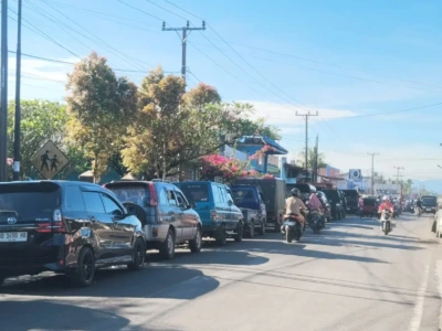 Antrean Panjang Akibat Kelangkaan BBM di Kabupaten Lebong Capai Ratusan Meter