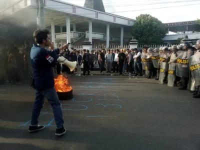 Ditolak DPRD Provinsi Bengkulu, Massa Demo Tuntut Kesejahteraan Buruh Lakukan Aksi Bakar Ban