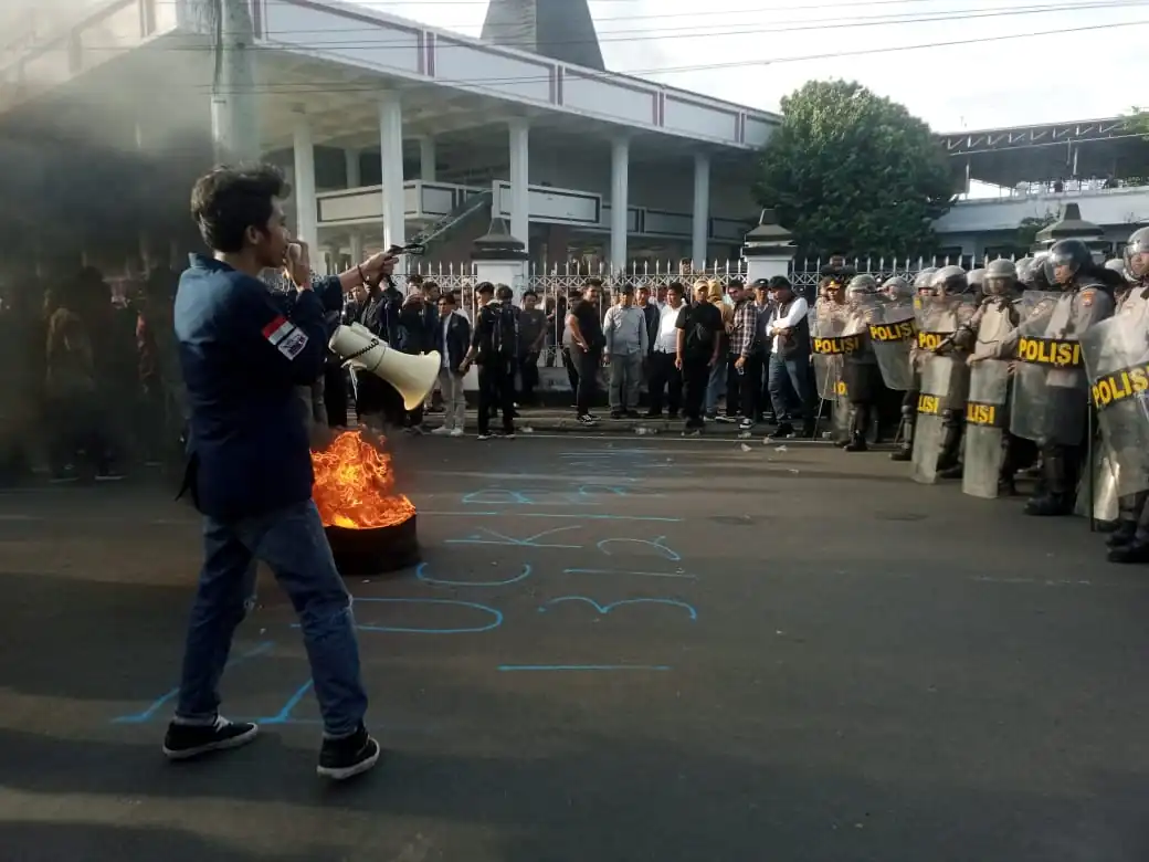 Massa Demo Tuntut Kesejahteraan Buruh Lakukan Aksi Bakar Ban