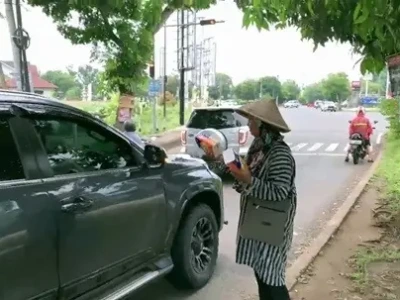 Ibu Penjual Tisu di Lampu Merah, Potret Kehidupan Orang Pinggiran dan Harapan Perubahan