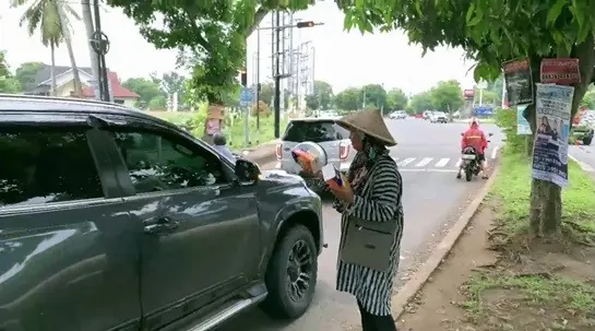 Ibu Penjual Tisu di Lampu Merah, Potret Kehidupan Orang Pinggiran dan Harapan Perubahan
