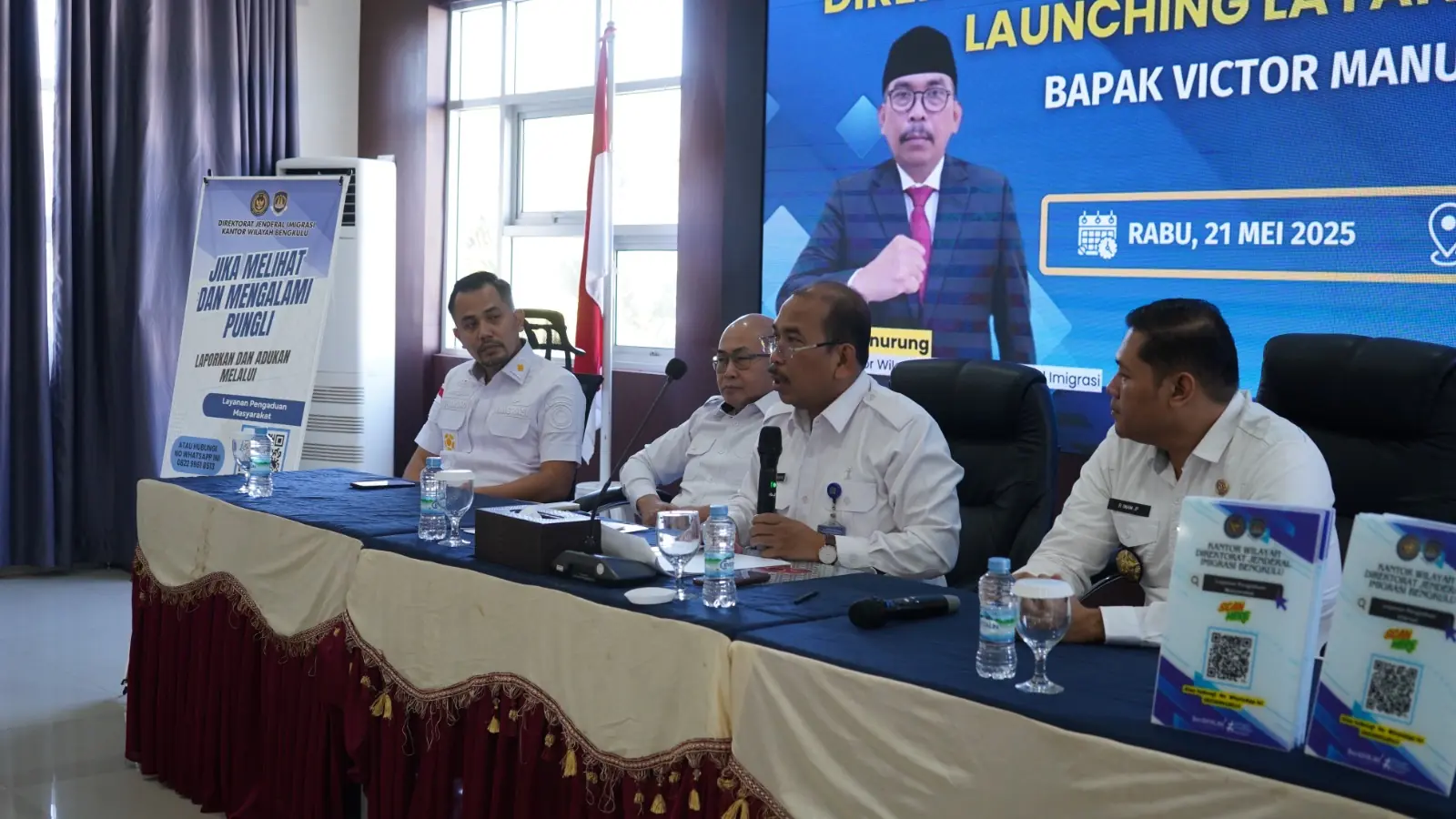 Dalam pengarahannya, Victor menyampaikan substansi Surat Edaran Menteri Imigrasi dan Pemasyarakatan Nomor IMI-051.OT.02.02 Tahun 2025 tentang Pencegahan Korupsi, Pengendalian Gratifikasi, dan Penegakan Kode Etik Pegawai Imigrasi.