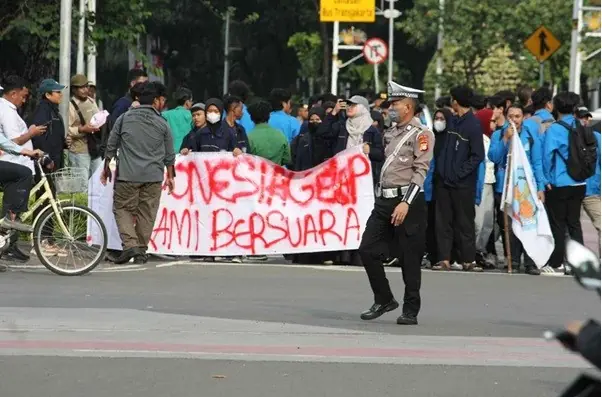 Sumber gambar: Angiola Harry di Unplash (https://unsplash.com/photos/a-group-of-people-standing-on-the-side-of-a-road-fm_BkqJtmg0)