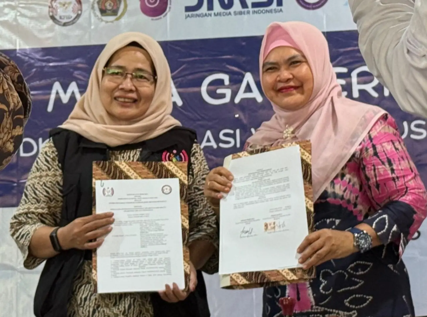 Ketua KPID Bengkulu, Fonika Thoyib (kanan) bersama ketua PMMI, Irna Riza