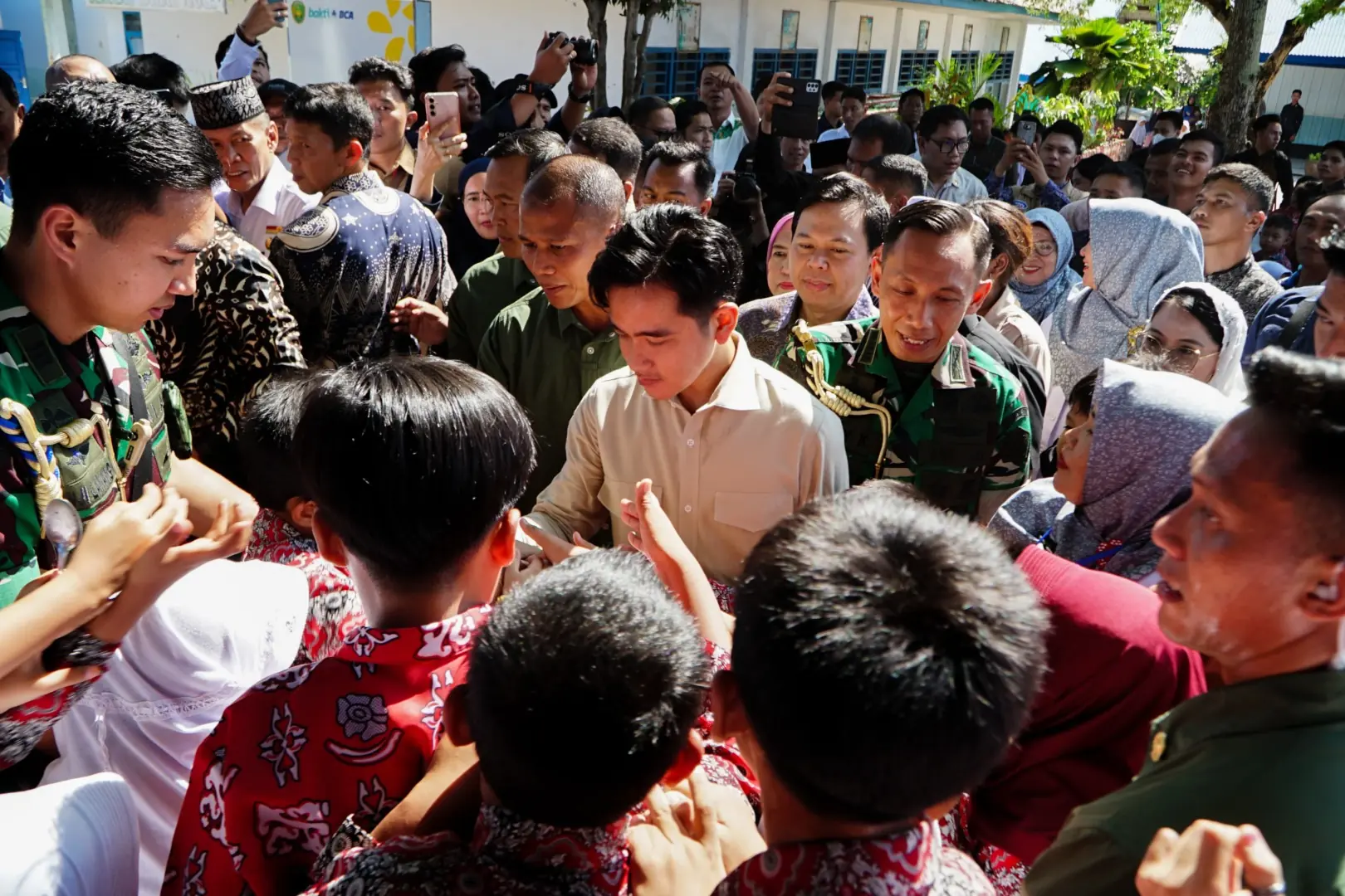 Wapres Tinjau Makan Bergizi Gratis di SDN 61 Kota Bengkulu