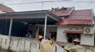 Kebakaran Hanguskan Rumah di Kelurahan Padang Harapan