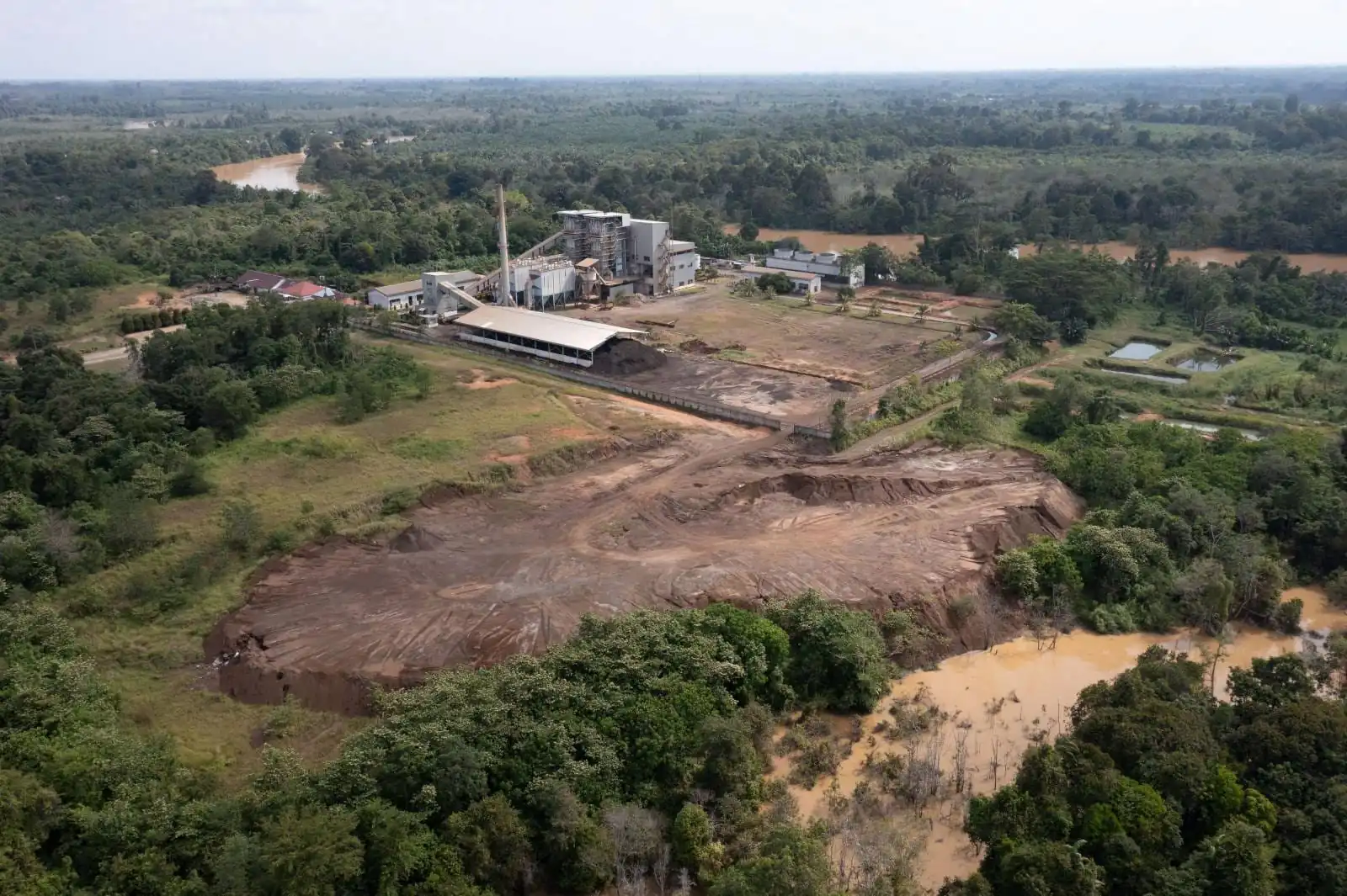 PLTU Semaran di Desa Semaran Kecamatan Pauh, Kabupaten Sarolangun, Jambi. Salah satu PLTU yang disebut melakukan kejahatan lingkungan