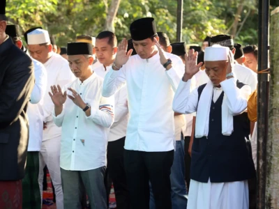 Bupati Kaur Salat Idul Adha 1446 H di Pasar Jum’at, Sekaligus Serahkan Dua Ekor Sapi Kurban