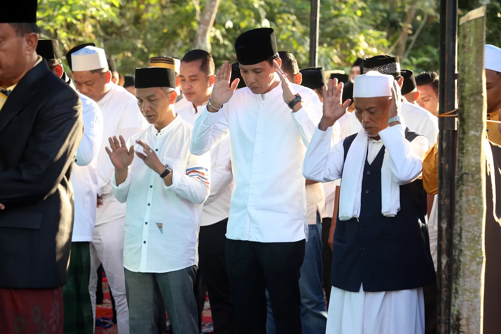 Bupati Kaur Salat Idul Adha 1446 H di Pasar Jum’at, Sekaligus Serahkan Dua Ekor Sapi Kurban