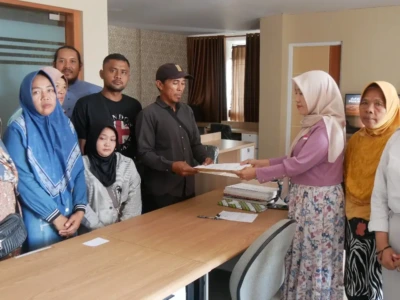 Tujuh orang perwakilan warga Desa Padang Kuas