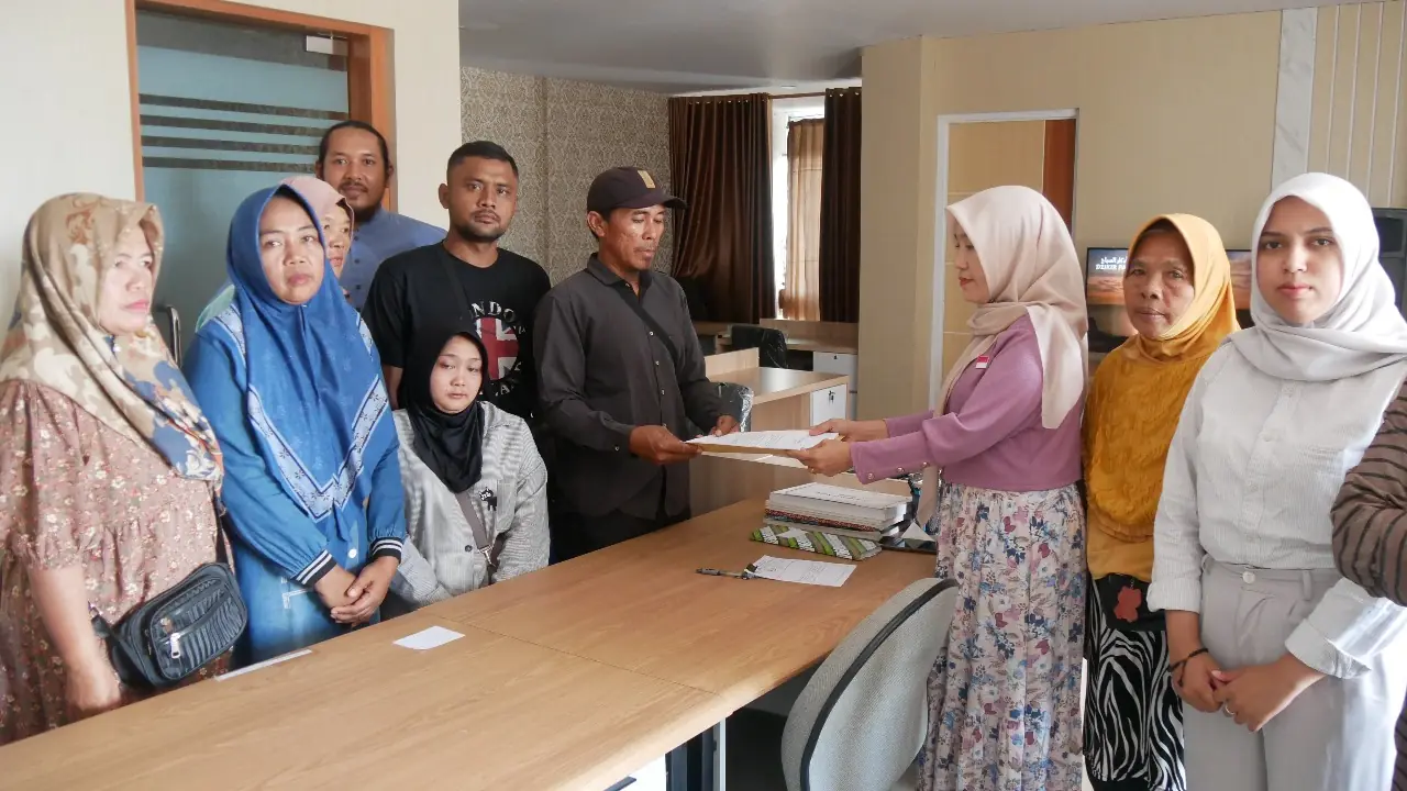 Tujuh orang perwakilan warga Desa Padang Kuas