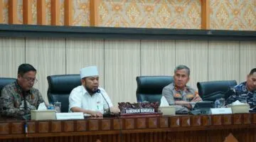 Gubernur Pastikan Enggano Terkendali. Foto, Gubernur saat rapat koordinasi bersama Staf Khusus Menteri Dalam Negeri RI, Brigjen Pol. Wahyu Bintoro HB, Forkopimda, dan unsur terkait, di Ruang Pola Setda Provinsi Bengkulu, Jumat (27/6/2025).