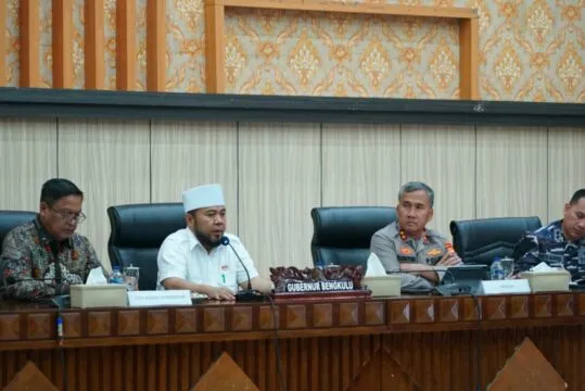 Gubernur Pastikan Enggano Terkendali. Foto, Gubernur saat rapat koordinasi bersama Staf Khusus Menteri Dalam Negeri RI, Brigjen Pol. Wahyu Bintoro HB, Forkopimda, dan unsur terkait, di Ruang Pola Setda Provinsi Bengkulu, Jumat (27/6/2025).