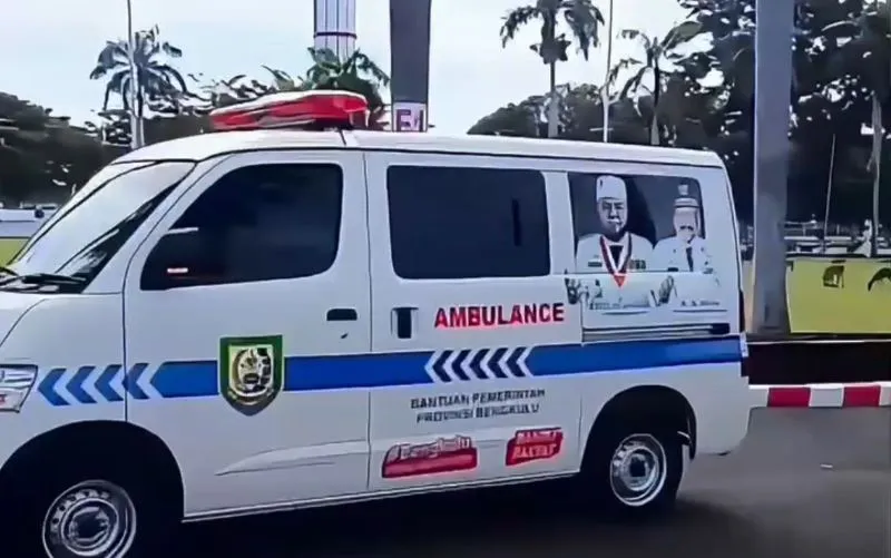 Dewan Bela Gubernur soal Foto Helmi Hasan di Ambulans Desa