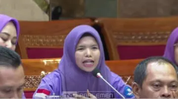 Guru Honorer Rerisa saat bicara di hadapan anggota Komisi X DPR Ri