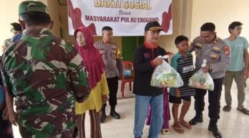 Ratusan Warga Enggano Terima Bantuan Sembako Dampak Lumpuhnya Perekonomian