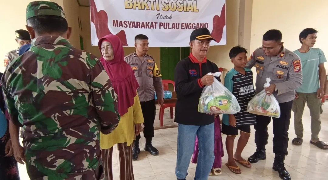 Ratusan Warga Enggano Terima Bantuan Sembako Dampak Lumpuhnya Perekonomian