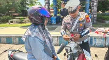 Sambut HUT RI, Satlantas Polresta Bengkulu Bagikan Bendera di Jalan Raya
