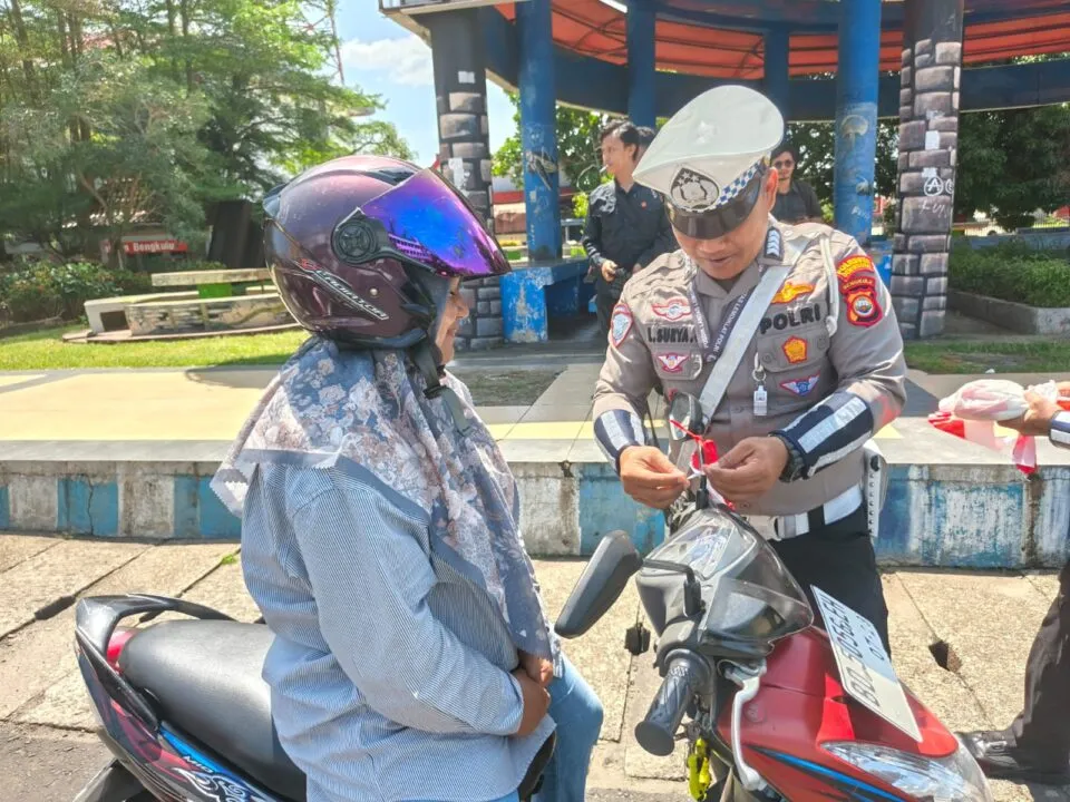Sambut HUT RI, Satlantas Polresta Bengkulu Bagikan Bendera di Jalan Raya