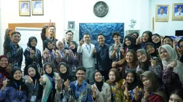 Riyan Hidayat dari Asosiasi Bupati se-Indonesia Berikan Materi Public Speaking dan Kepemimpinan di SDMI Batch 4