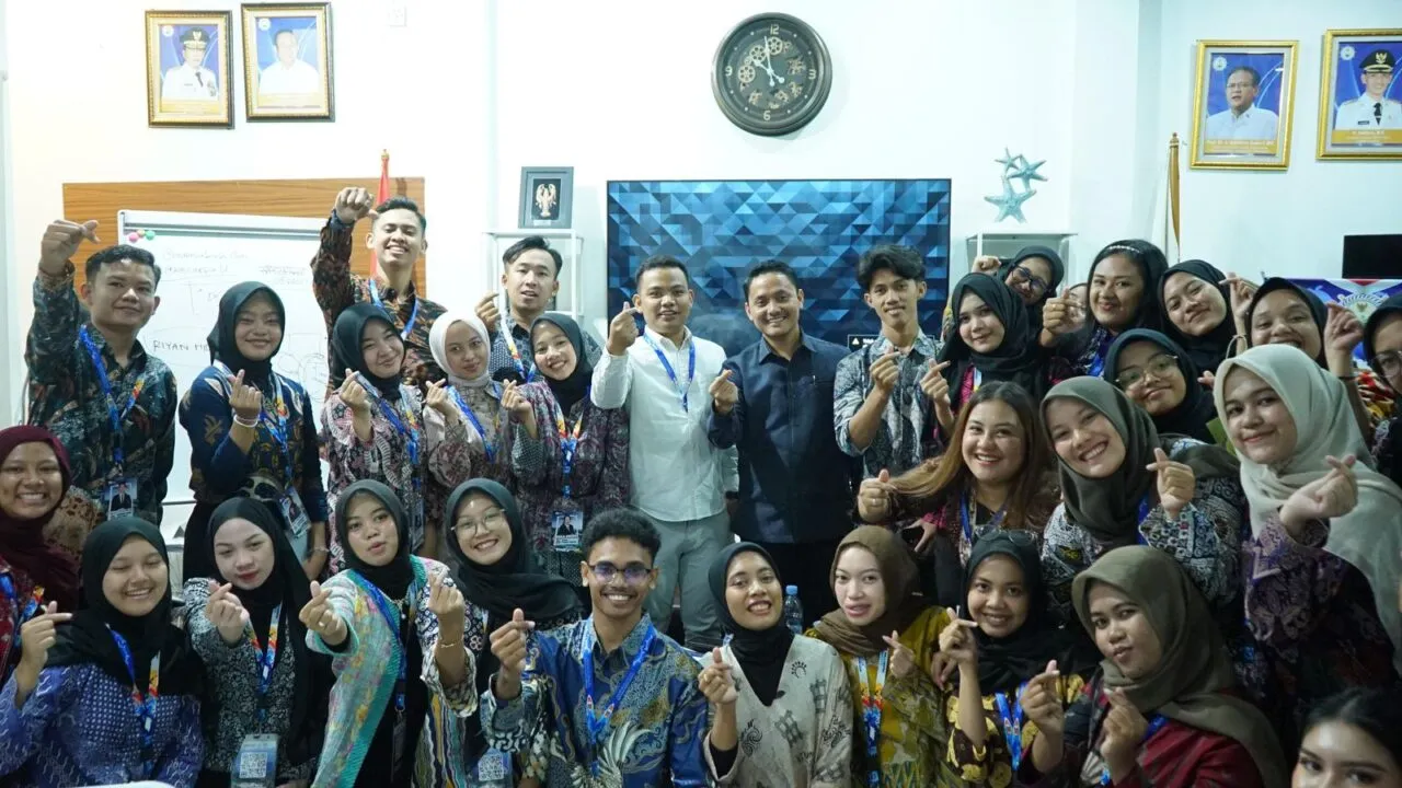 Riyan Hidayat dari Asosiasi Bupati se-Indonesia Berikan Materi Public Speaking dan Kepemimpinan di SDMI Batch 4