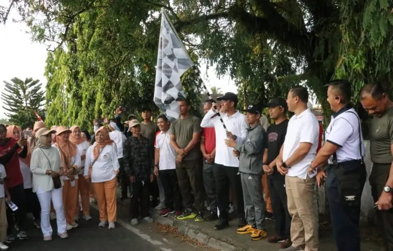 Jalan Santai Meriahkan HUT RI ke-80 di Mukomuko, Wakil Bupati Rahmadi AB Ikut Serta