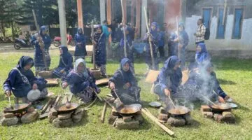 Warga KBA Jorong Tabek sedang mengolah Gula Semut