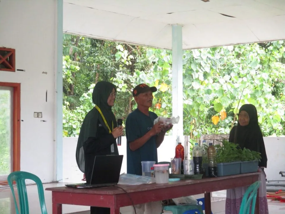 Transformasi Limbah Menjadi Solusi: Pembuatan Eco-enzyme dan Pupuk Organik Cair Sebagai Upaya Pengembangan Pertanian di Pulau Enggano