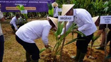 Kepala Kantor Imigrasi Bengkulu Ikut Sukseskan Penanaman Pohon Kelapa Serentak di Kabupaten Kaur