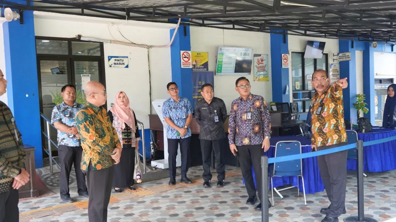 Kepala Biro SDMA Kemenimipas Kunjungi Imigrasi Bengkulu, Serahkan SK Pensiun dan Apresiasi Inovasi Layanan