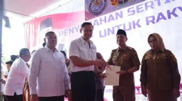 Menko AHY Serahkan 184 Sertifikat Tanah di Bengkulu